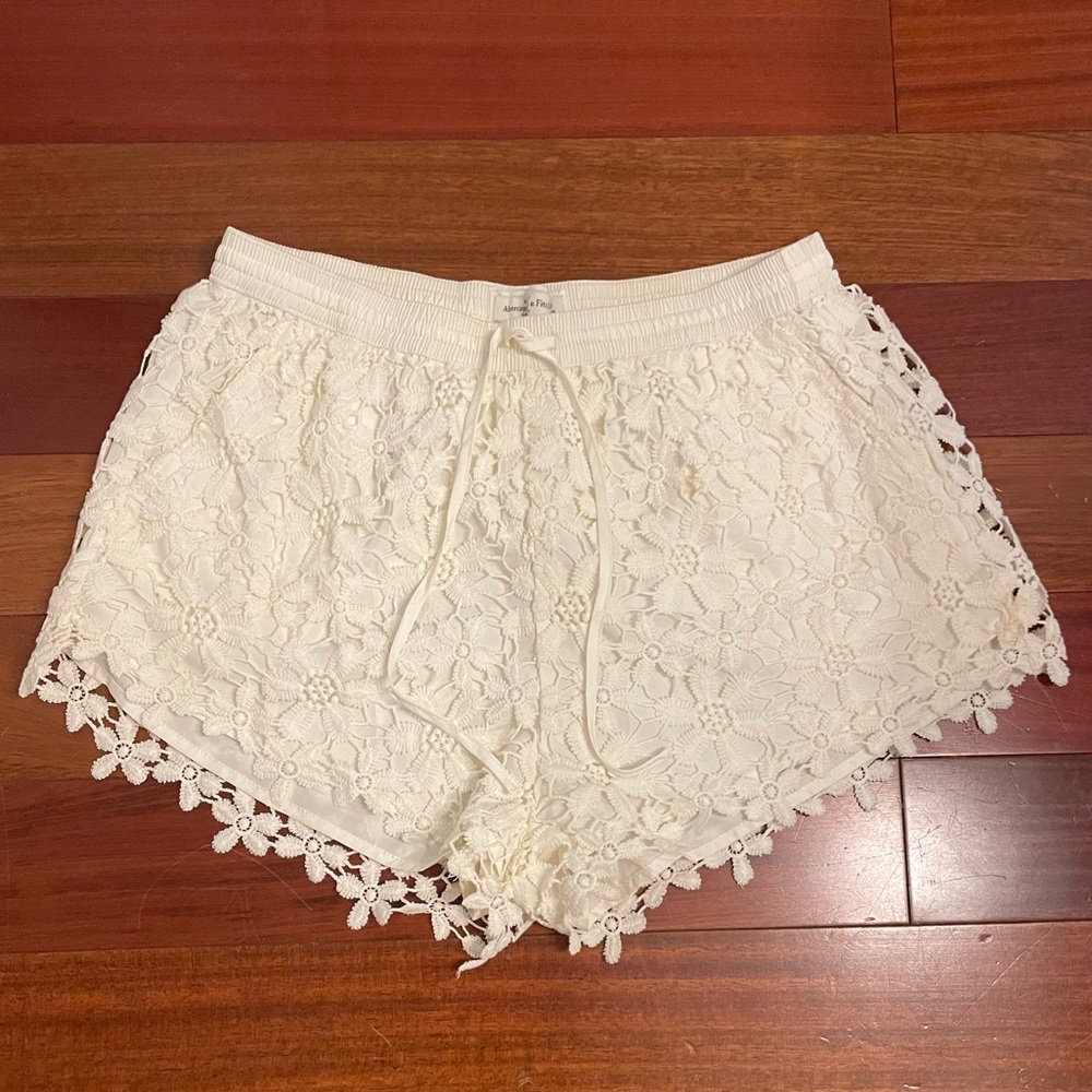 Abercrombie & Fitch white shorts